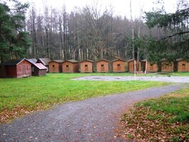 les s opuštěným skautským táborem