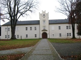 To už jsme ale u zámku ve Spáleném Poříčí