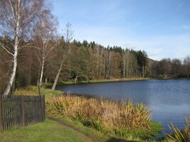 Hned za ním je tento azurový rybník