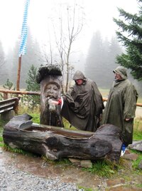 stojí před chatou Ohamerhütte pod Malým Javorem