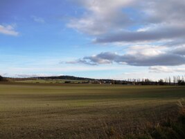 Za ní už slunce klesalo k obzoru