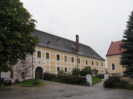 s gotickým kostelem a barokní farou