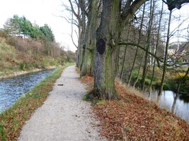 Pokračujeme mezi řekou a náhonem