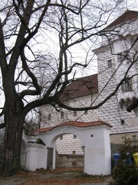 a posléze i u místního hradu