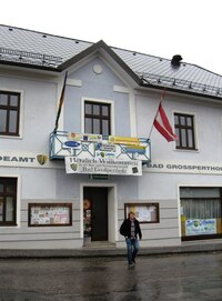 Tady je radnice (inzerují družbu s Lomnicí/Luž.!)