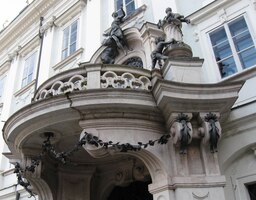 a balkon paláce arcibiskupské rezidence tamtéž