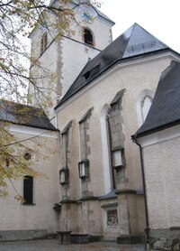 je překvapivě rozsáhlá románsko-gotická stavba