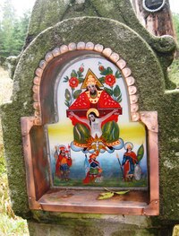 a plné připomínek sklářské tradice ze Sandlu