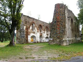 z větší části pobořený