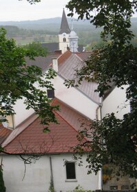 Pohled z hradních hradeb do podhradí,