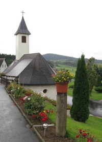 se stylovým vitorázským kostelíkem