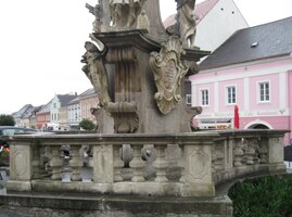 dominuje mu centrální morový sloup,