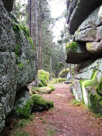 Na vrcholku je skalní amfiteátr