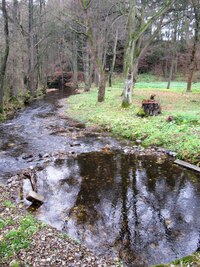 kol něhož vede naučná cesta "Hvížďalka"