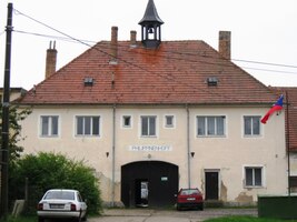 a zámeček (název nad vraty)