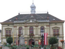 Náměstí sice vévodí radnice,