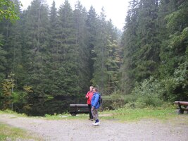 Dole u jezírka kozí stezka (Ziegenstrauche) končí