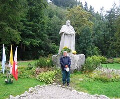 a v kláštěrní zahradě se fotili s papežem