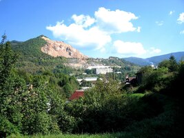 ale pak už hurá do Tisovce pod panorama magnezitového lomu