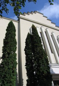 a kolem velkého novořeckého chrámu