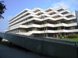 Tohle jsou budovy místních lázní