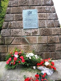 Ke konci cesty je tento pomník