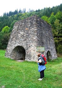 Odpoledne stoupáme kolem historické hutě