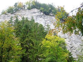 které nás obklopují z obou stran