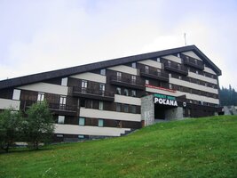 a pod ním přepychový horský hotel Polana