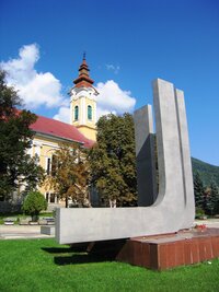 s pomníkem místního rodáka - V.Clementise