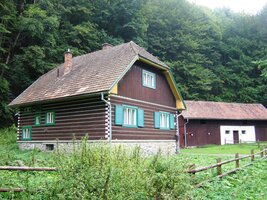 pak už ale stoupáme okolo stylových chalup