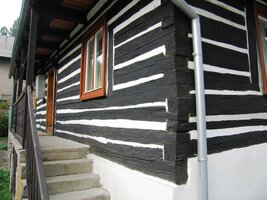 a tohle malebné drevenice v kopcích nad nimi