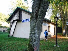 a místnímu nádraží (jezdí tu zubačková dráha)