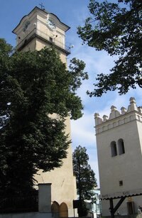 okolo kostela s neobvyklou zvonicí