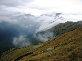 Mlžně mraky se válely na hřebeni Červených hor