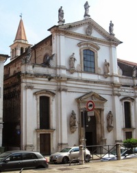 a je odtud kousek na náměstí Piazza Biade,