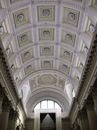 a vysokou a zdobnou klenbou