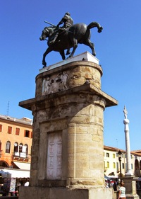 Piazza del Santo s Donatellovou sochou rytíře Gattamelata