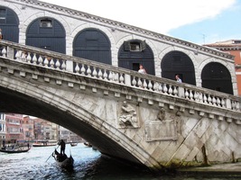 z pod něhož právě vyplouvá