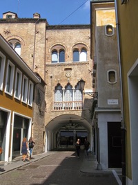 a po průchodu branami Porta Altinate