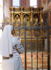 přitahují i pohledy řádových sester,