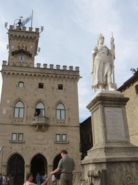 Hlavní náměstí je sídlem