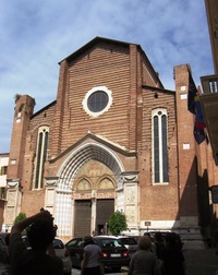 Toto je průčelí dalšího veronského skvostu -