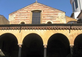 Za dómem se těmito ambity vchází