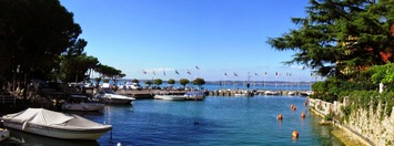 Kolem přístavu se jde k parkovišti. Odjezd!