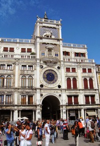 Pod věží Torre Orologico