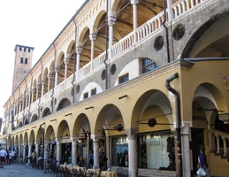 obestavěného renesančními galeriemi