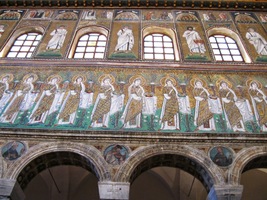 nesou stěny s těmito původními freskami