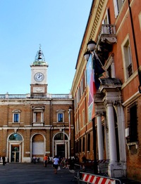 a s protilehlou budovou prefektury