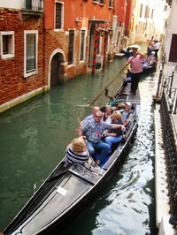 přes úzké kanály plné gondol